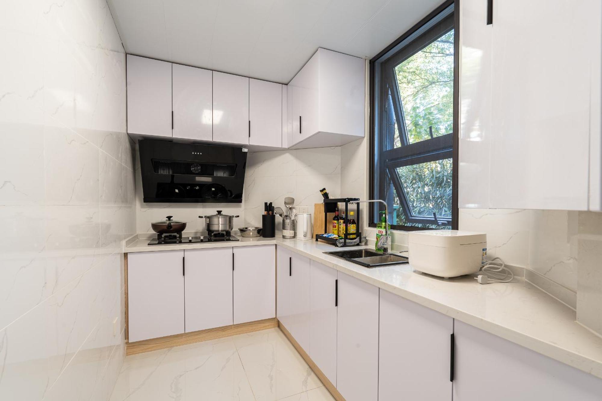 Hills&linghu's Transit-prime Suite-line 2, Huamu Rd 788, Direct To Key Spots & Sniec Apartment *